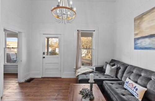 Mooringsport House | Charming Ivy Street House With Porch Swing