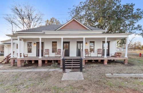 Mooringsport House | Charming Ivy Street House With Porch Swing