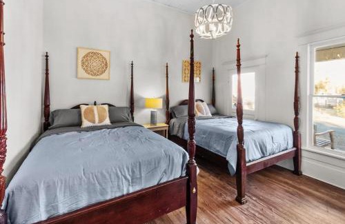 Mooringsport House | Charming Ivy Street House With Porch Swing