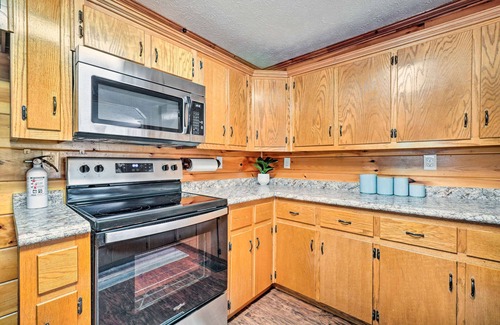 Jamestown Cabin | Charming Jamestown Cabin w/Large Backyard!