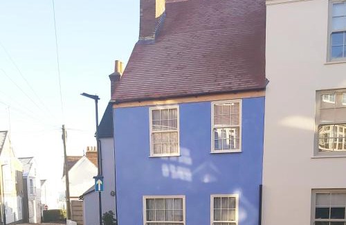 Cowes House | Charming Jersey Cottage with parking 8 Guests