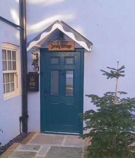 Cowes House | Charming Jersey Cottage with parking 8 Guests