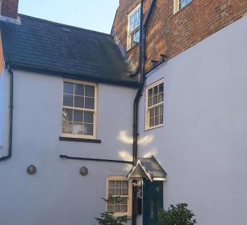 Cowes House | Charming Jersey Cottage with parking 8 Guests
