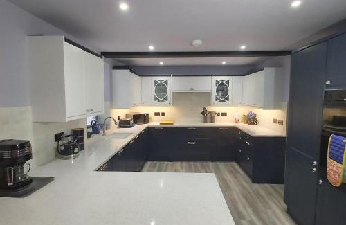 Cowes House | Charming Jersey Cottage with parking 8 Guests