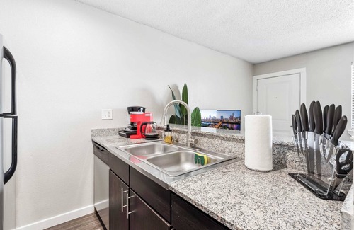 Pleasant Valley Apartment | Charming King Bed 1BR, 5 Min to DT