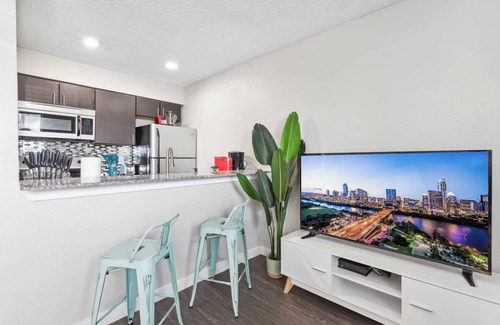 Pleasant Valley Apartment | Charming King Bed 1BR, 5 Min to DT