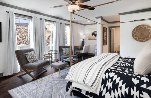 Parkville Apartment | Charming King Studio on Mainstreet | Walk To Shops