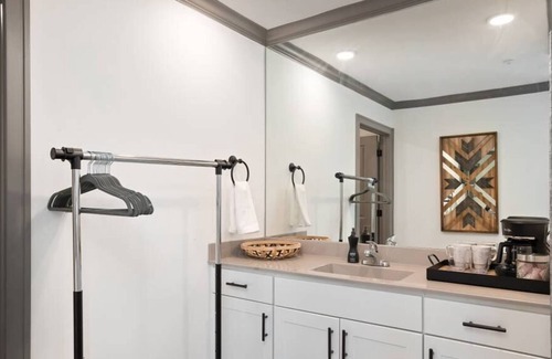 Parkville Apartment | Charming King Studio on Mainstreet | Walk To Shops