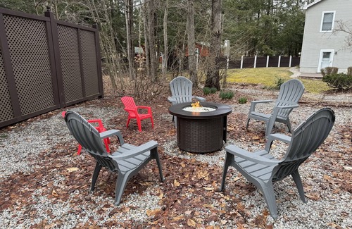 Locke Lake Colony House | Charming Lake Community Bungaloo. Comfortable living with 86 inch tv!