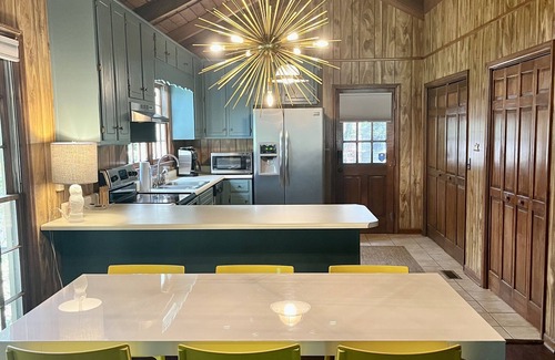 Milledgeville House | Charming Lake Front Cabin With Amazing Screened Porch-Hollywood Harbour