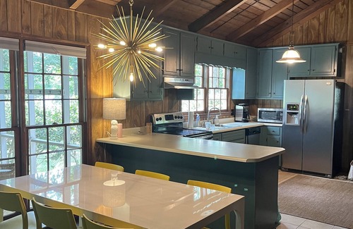 Milledgeville House | Charming Lake Front Cabin With Amazing Screened Porch-Hollywood Harbour