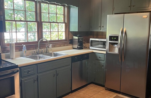 Milledgeville House | Charming Lake Front Cabin With Amazing Screened Porch-Hollywood Harbour
