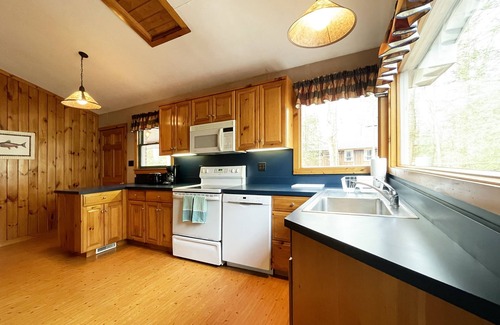 Reeders Cabin | Charming Lake Front Cabin in the Poconos
