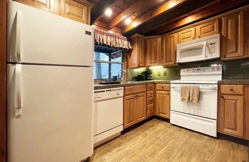 Reeders Cabin | Charming Lake Front Log Cabin with Fire Pit in the Poconos