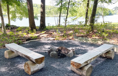 Reeders Cabin | Charming Lake Front Log Cabin with Fire Pit in the Poconos