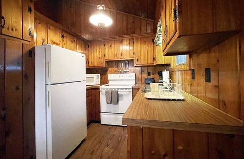 Reeders Cabin | Charming Lake Front Cabin in the Poconos