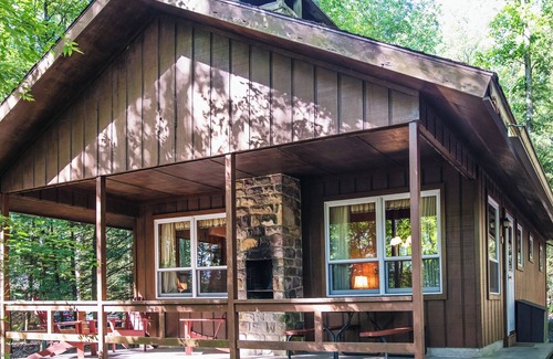 Reeders Cabin | Charming Lake Front Cabin in the Poconos