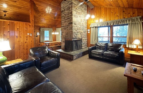 Reeders Cabin | Charming Lake Front Cabin in the Poconos