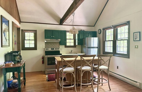 Lake Harmony Estates House | Charming Lake Harmony Chalet Cabin w/King Bed, Close to Lake