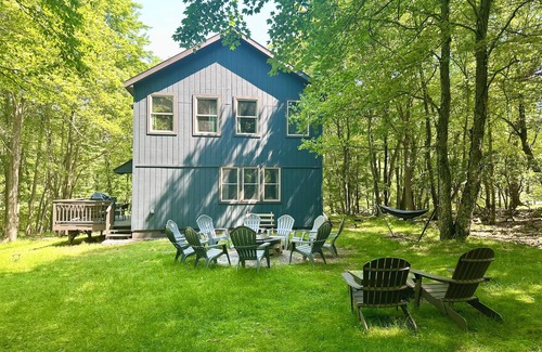 Lake Harmony Estates House | Charming Lake Harmony Chalet Cabin w/King Bed, Close to Lake