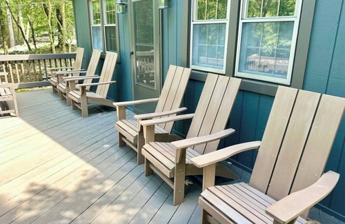 Lake Harmony Estates House | Charming Lake Harmony Chalet Cabin w/King Bed, Close to Lake