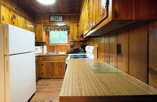Reeders Cabin | Charming Lake View Cabin in the Poconos on Private Resort