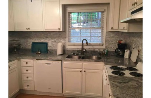 New London House | Charming lakefront home
