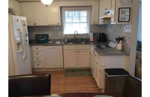 New London House | Charming lakefront home