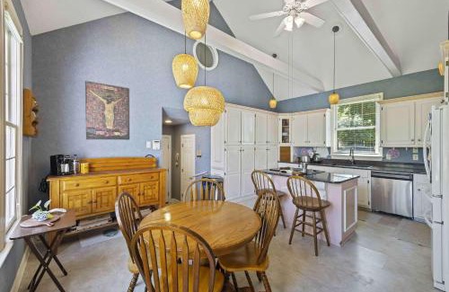 Charleston House | Charming Lakefront Home in Maclaura Hall