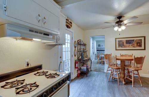 Lakehead-Lakeshore Cabin | Charming Lakehead Cabin: Walk to Shasta Lake!