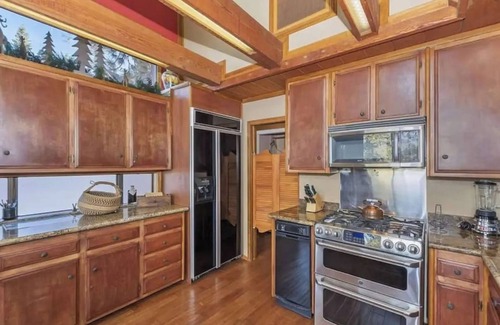 Boulder Bay Cabin | Charming Lakeside Retreat