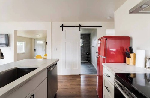 Holly Park Cottage | Charming light-filled cottage near airport & DT