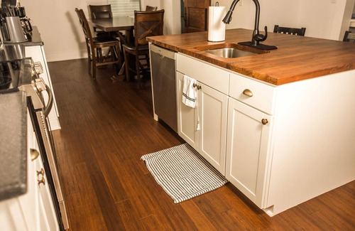 Lincoln House | Charming Lincoln Gem: Sleeps 10, perfect for families!