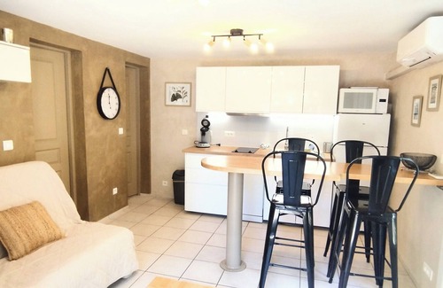 La Faviere House | Charming little air-conditioned house with terrace and enclosed garden