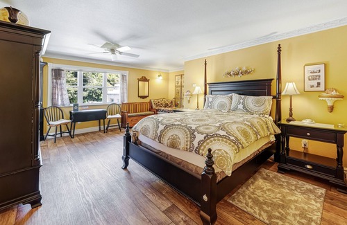 Historic Bayfront Apartment | Charming Lodge Studio with Gas Fireplace Near the Beach!