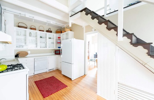 Beach Institute Cottage | Charming Lofted Cottage w/King Bed and Easy Parking by Lucky Savannah