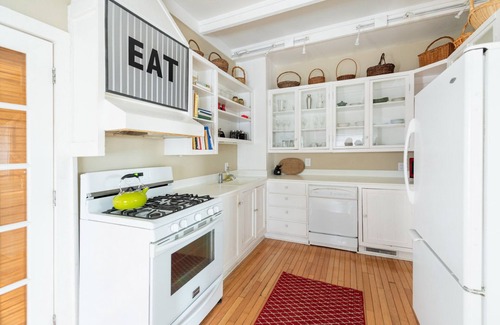 Beach Institute Cottage | Charming Lofted Cottage w/King Bed and Easy Parking by Lucky Savannah