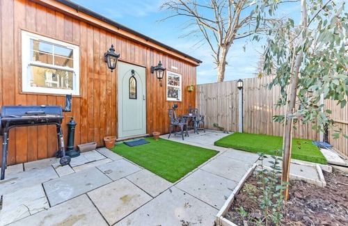 Harringay Apartment | Charming Log Cabin with Hot Tub and Grill