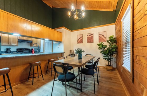 Heber Springs Cabin | Charming Log Cabin Retreat - Minutes from fly fishing!