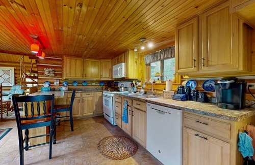 Greenville Cabin | Charming log cabin on 50 acres w/Kayaks, Row boat, Firepit, Skiing and more