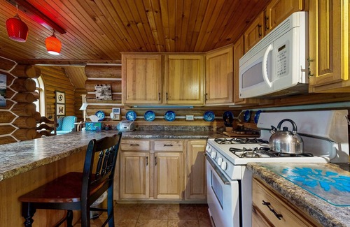 Greenville Cabin | Charming log cabin on 50 acres w/Kayaks, Row boat, Firepit, Skiing and more