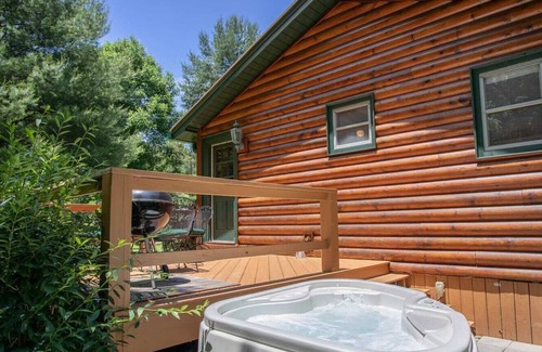 Sugar Grove Cottage | Charming Log Cabin Near Watauga River