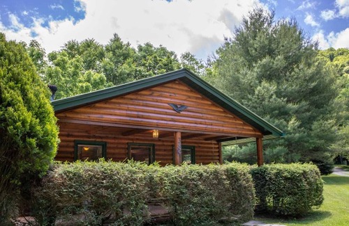 Sugar Grove Cottage | Charming Log Cabin Near Watauga River