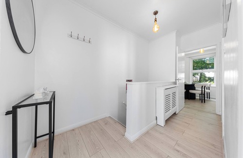 The Lane Apartment | Charming London Apartment Near City Center