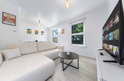The Lane Apartment | Charming London Apartment Near City Center