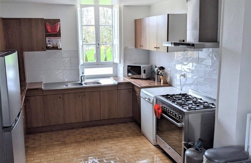 Saint-Fort Cottage | Charming longère, vast green spaces, private covered swimming pool