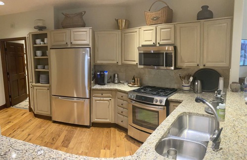 Edwards House | Charming Luxe 5BR—Ski Shuttle & walk to lift, 2 living room, game & movie room