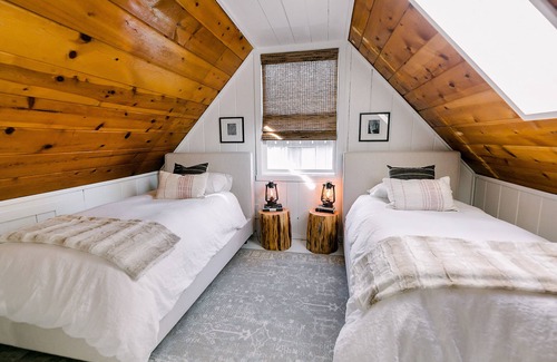Cedar Glen Cabin | Charming + LUXE hideaway・fireplace・wine・BBQ ・deck