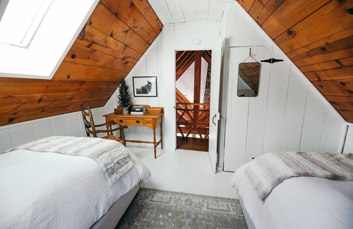 Cedar Glen Cabin | Charming + LUXE hideaway・fireplace・wine・BBQ ・deck