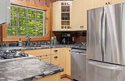 Bridgton Cottage | Charming Maine Cabin with Access to Shared Sandy Beach on Highland Lake!
